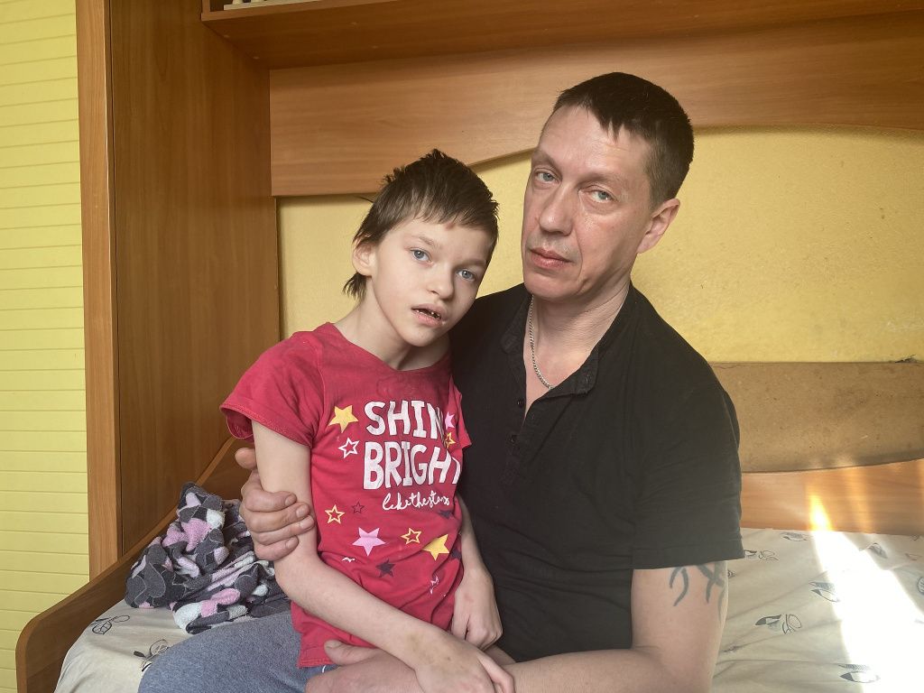 Алексей в одиночку воспитывает Ангелину. Без помощи добрых людей не обойтись. Фото: Анна Куприянова, архив "Глобуса" Алексей в одиночку воспитывает Ангелину. Без помощи добрых людей не обойтись. Фото: Анна Куприянова, архив "Глобуса"