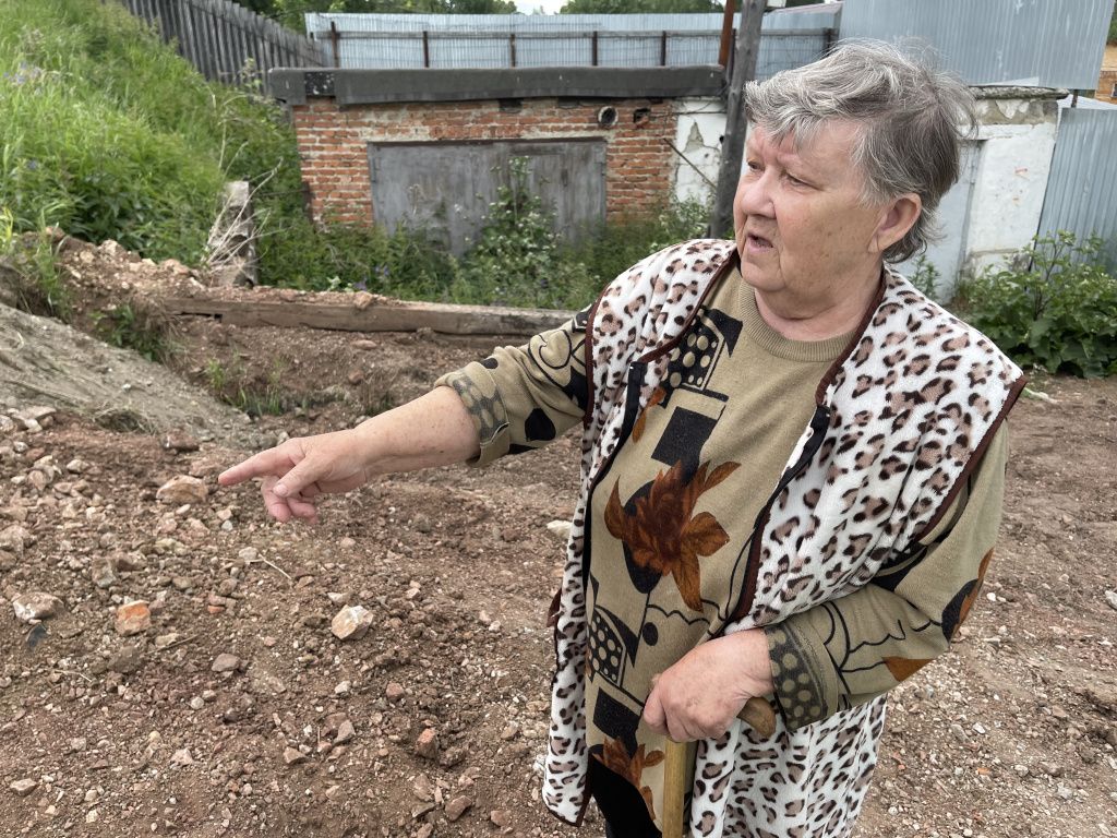 Лариса Лебедева много лет назад с мужем отсыпала дорогу щебнем. Фото: Анна Куприянова, "Глобус" Лариса Лебедева много лет назад с мужем отсыпала дорогу щебнем. Фото: Анна Куприянова, "Глобус"
