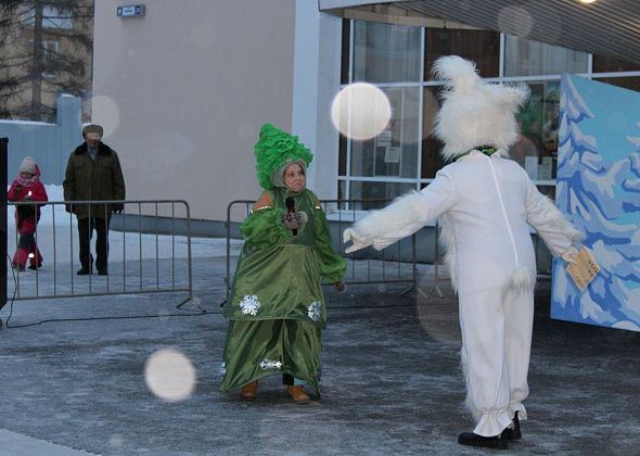 Новогодний городок закрыли концертно-игровой программой “До свидания, Елка!” 