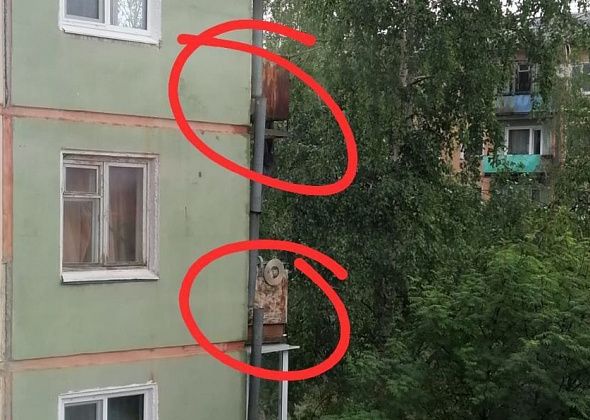Водосток с крыши по улице Свердлова, 50 не выполняет свою функцию. Балкон и квартиру топит