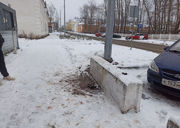 В районе полиции ребенок провалился ногой в ничем не огороженную яму. Будьте осторожны!