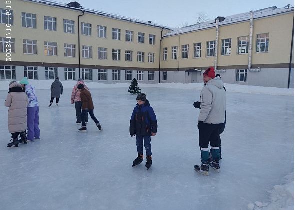 В школе №9 торжественно открыли каток. Покататься может каждый, у кого есть коньки