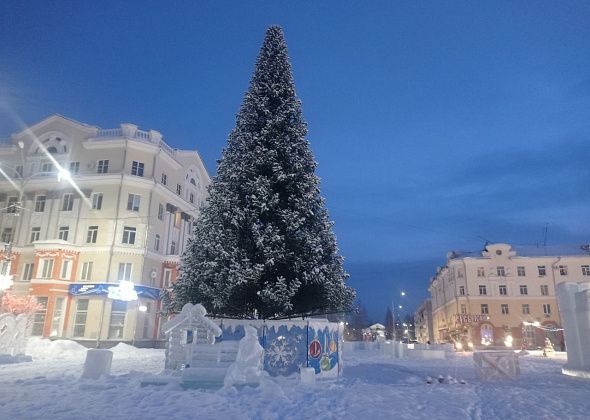 Елка на площади Мира пока не горит, городок не достроен, но обещают сегодня развесить гирлянды 