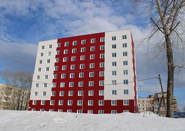 В новостройке для сирот сняли домофон, разбили входные двери. Но бардак – удел нижних этажей