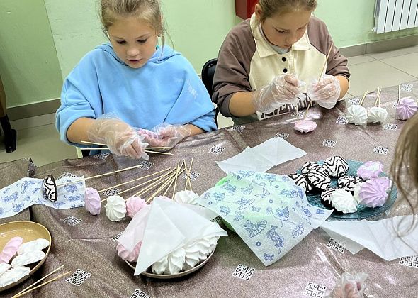 В ДК "Малахит" провели мастер-класс по сладким букетам. Ребята были в восторге