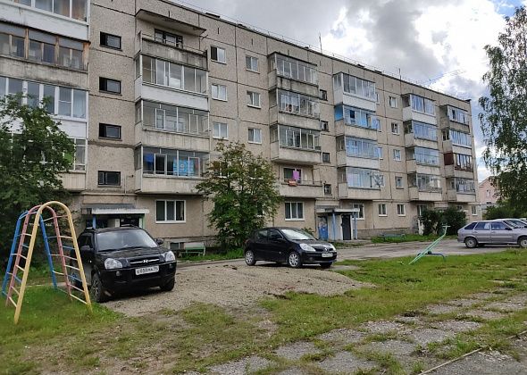 Жильцы дома №3 на улице Свердлова обеспокоены провалом во дворе. «Союз» яму засыпает, но толку нет