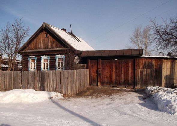 В стужу хочется к печке или к камину, а в квартире их нет. А где вам лучше - в доме или в квартире?