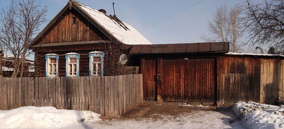 В стужу хочется к печке или к камину, а в квартире их нет. А где вам лучше - в доме или в квартире?