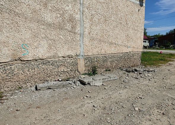 С края крыши пятиэтажки в Калье обвалились три бетонных плиты