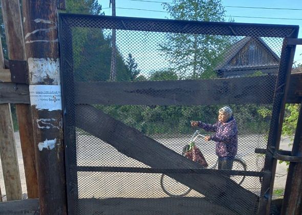 Дачники из «Восхода» жалуются, что калитку в «Ягодке» закрыли, прохода нет. Неудобства испытывают многие