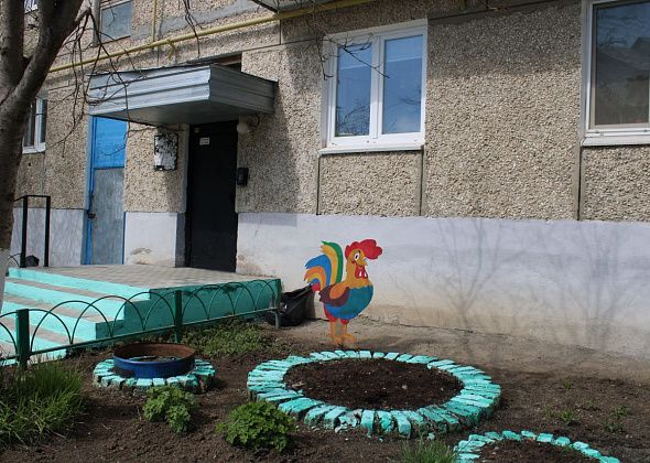 Жильцы двух домов вышли на субботник - поребрики покрашены, палисадники готовы к высадке цветов