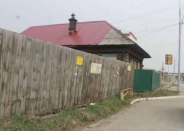 Автобусная остановка в районе церкви не оборудована. Пассажиры и провожающие испытывают неудобства