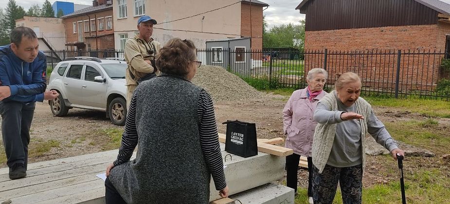 Реконструируют двор в центре Североуральска. Не все жители довольны: "Они хотят отобрать у нас двор под стоянку"