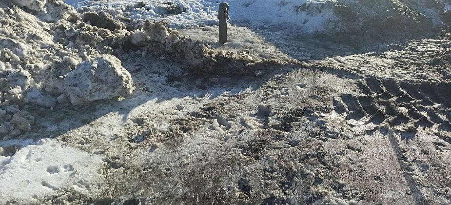 Колонка в районе переезда обледенела, набрать воду можно разве что в банку. Долбить лед некому...