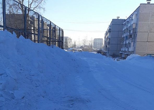 Во дворах очень скользко, люди ходят и ломают руки-ноги. Почему не подсыпают?