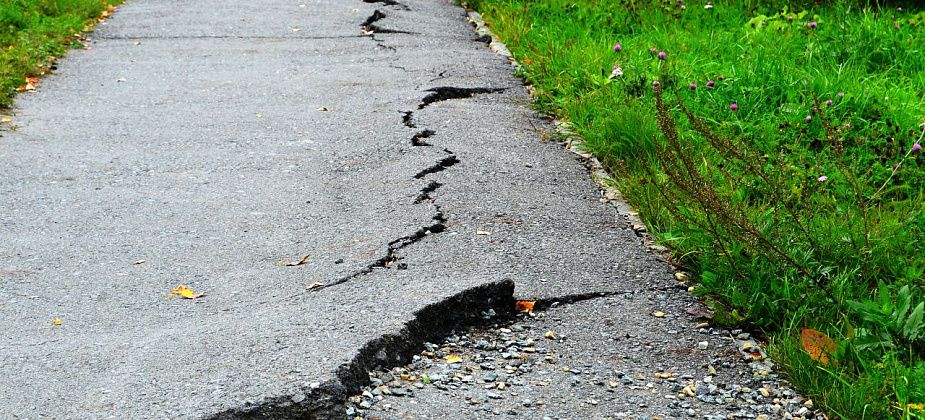 Краевед Североуральска просит прокуратуру принять меры в отношении вздутого тротуара по Белинского