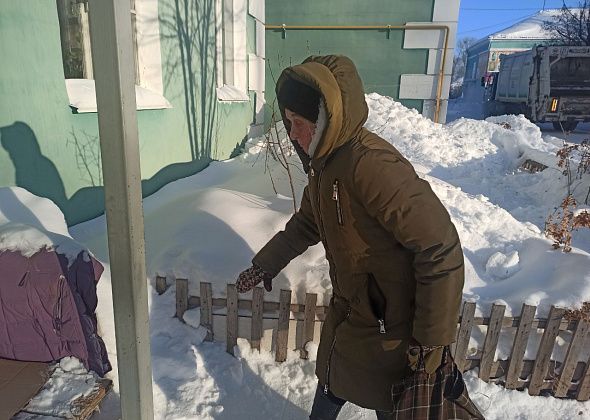 Крышка люка - на пьедестале, снежный вал - не под силу дворнику