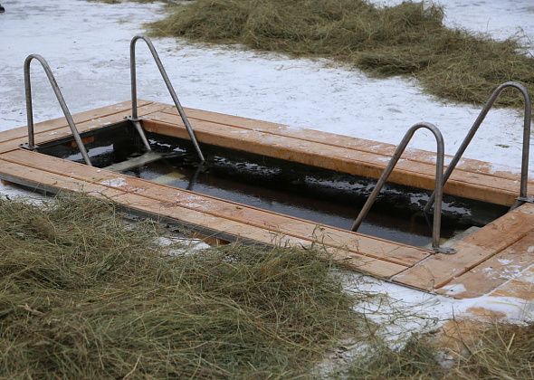 Сотрудники МЧС рассказали, как безопасно купаться в ледяной проруби в Крещение