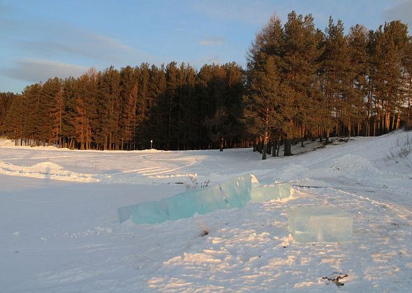 Гулять по городскому пруду небезопасно. Места, где вырезали лед, не огорожены