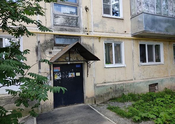 В доме по улице Белинского демонтировали старый козырек подъезда