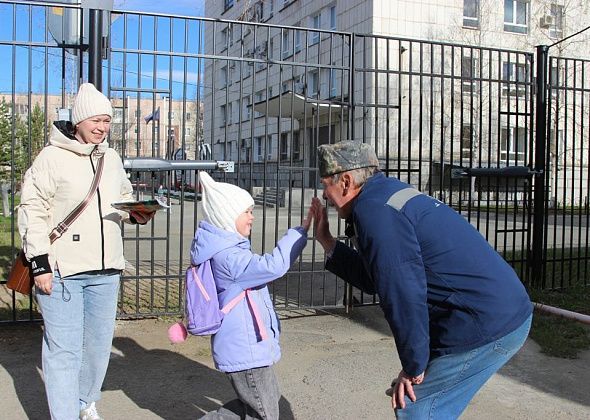 Улыбки и хорошее настроение дарит дворник Олег Платыгин