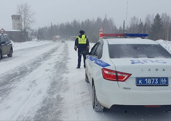 ГАИ призывает водителей быть предельно осторожными: автодороги заснежены из-за метели