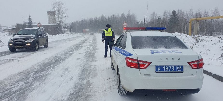 ГАИ призывает водителей быть предельно осторожными: автодороги заснежены из-за метели