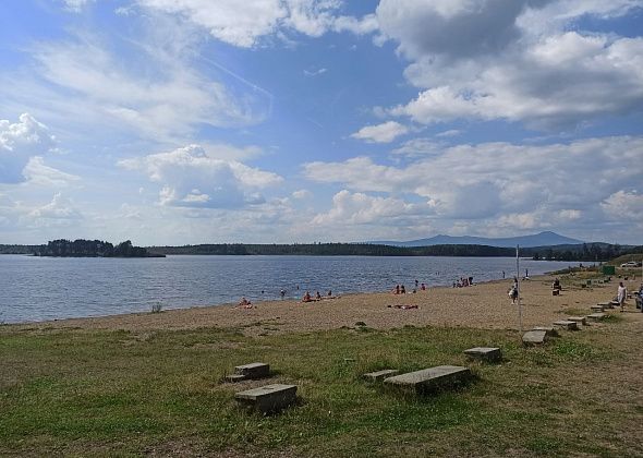 Североуральцы — о купании. Чего не хватает на городском пруду и где еще можно пережить жару