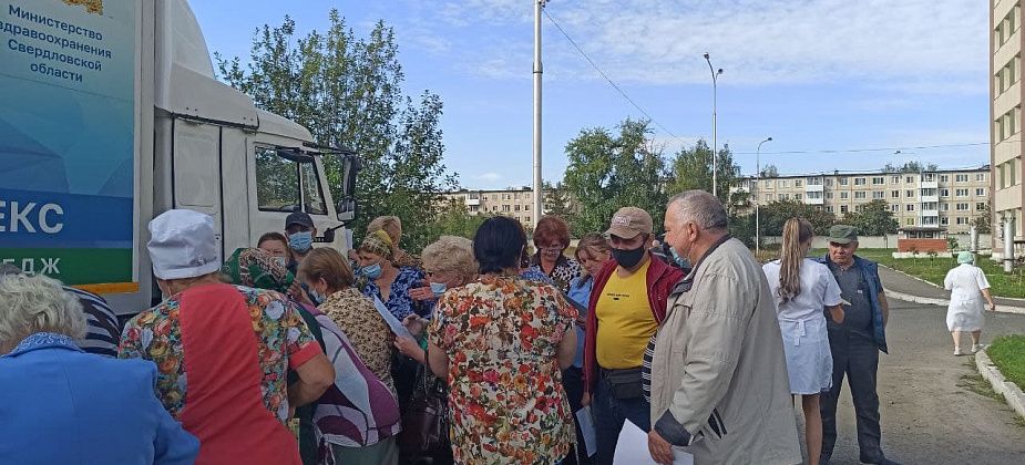 Добро пришло и к нам в село. На территории больницы работают фургоны с приезжими медиками 