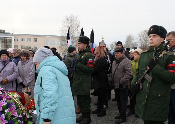 Североуральцы простились с Виктором Ильиным. Цветы, речи, телеграммы от глав и губернатора