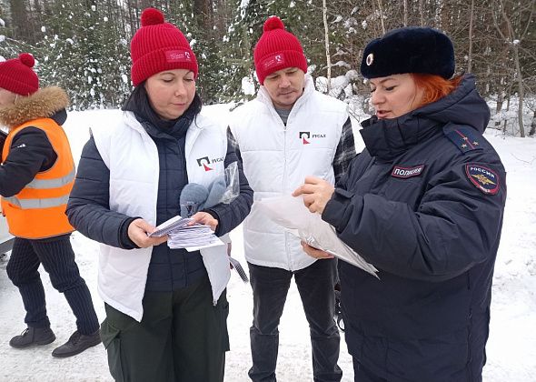 Инспекторы ГАИ и волонтеры на переезде у Бокситов провели акцию "Водитель, внимание на ЖД переезд"