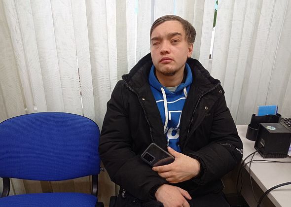 25-летний инвалид Женя Кожевников уже трудится - чистит городскую площадь от снега