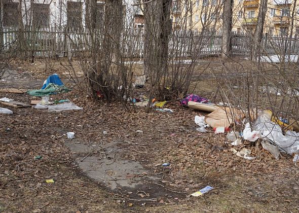 Жительница Североуральска возмущена захламлением территории около городской библиотеки и рынка