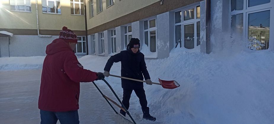 Школьный каток расчистили после мартовских снегопадов. Лед идеальный, катайтесь!