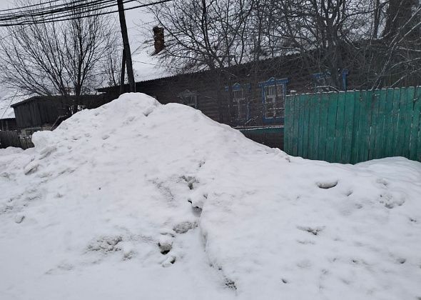 Кучи снега мешают смотреть в окно и выходить из подъезда