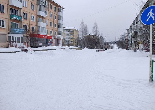 Жительница Североуральска Татьяна недовольна, что автомобили заезжают на Бульвар Моисеева