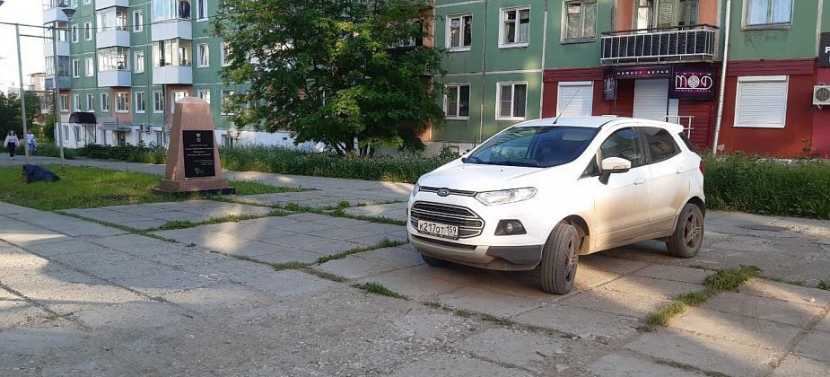 Автомобиль припарковали на бульваре Моисеева. В ГИБДД Североуральска рассказали, как привлечь нарушителей