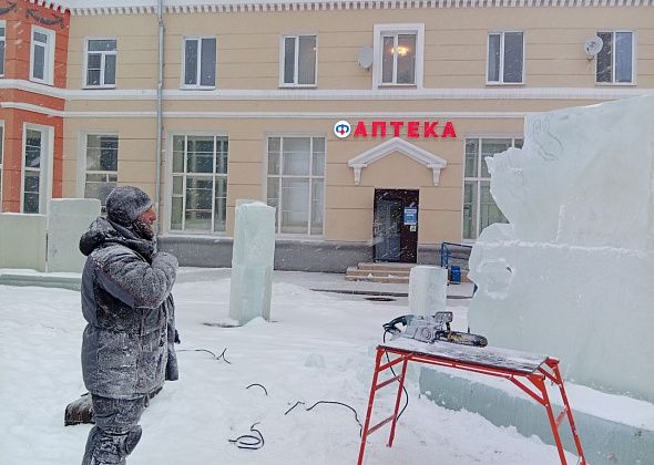 На площади выпиливают изо льда Деда Мороза и хозяйку наступающего года Змею