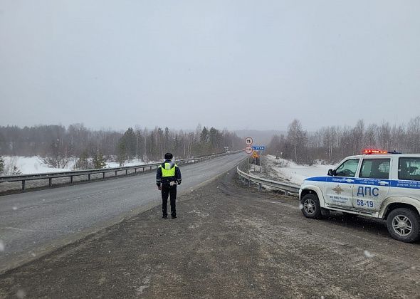 Госавтоинспекторы призывают водителей и пешеходов быть внимательными на дорогах в связи с непогодой