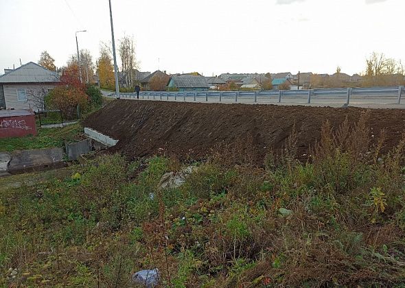 Люди воруют торф и песок с моста на Каржавина. В «Службе заказчика» говорят, это  проблема подрядчика