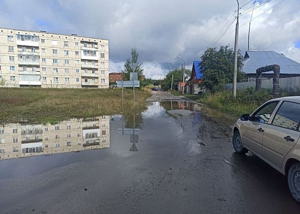 Прогулка по городу - лужа на Фрунзе, заколоченная баня, нескошенная трава