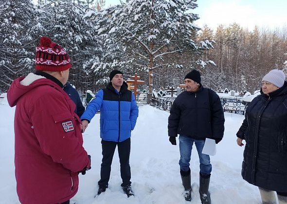 «Новые захоронения перекроют дорогу». Комиссия выехала на черемуховское кладбище, чтобы решить проблему