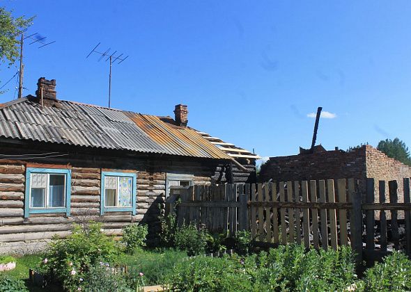 Пожар в Сосьве. Дом муниципальный, крыша общая, администрация в стороне