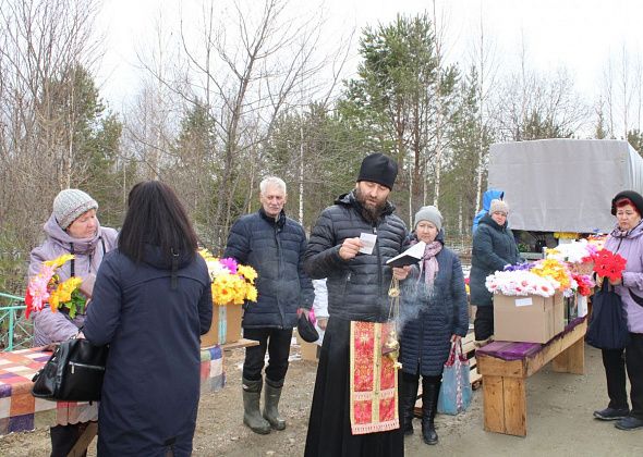 Радоница выдалась холодная и сырая. Но народу на кладбище много