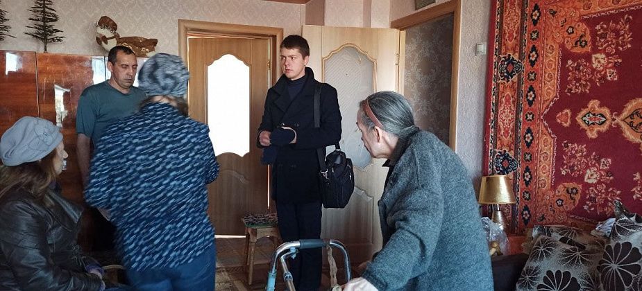 “Мама лежачая, ухода никакого, голодная. А я на Украине, выехать не могу. Помогите ей, ради Бога”
