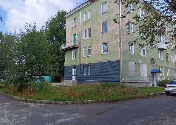 Картина дня - крыльцо “Промки” ремонтируют, общежитие ждет индусов, аллея прополота