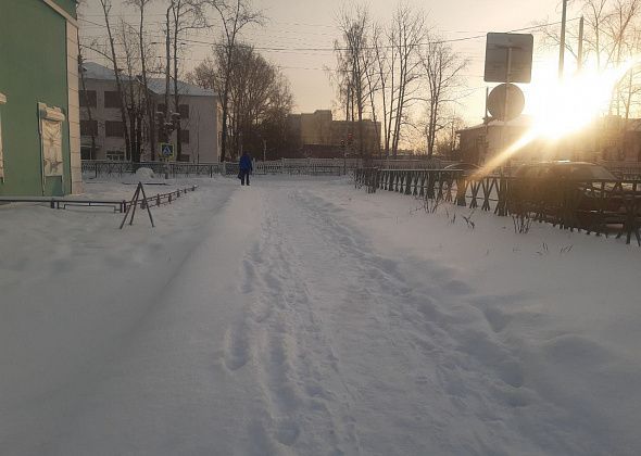 Тротуары. До выходных была катушка, как зеркало. После снегопада — не пройти