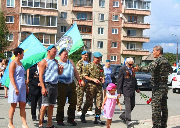 Возложение цветов, стихи в подарок... В Североуральске отметили День ВДВ