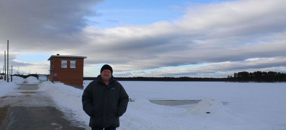 Из трубы в Колонгинское водохранилище стекает вонючая вода. Краевед беспокоится