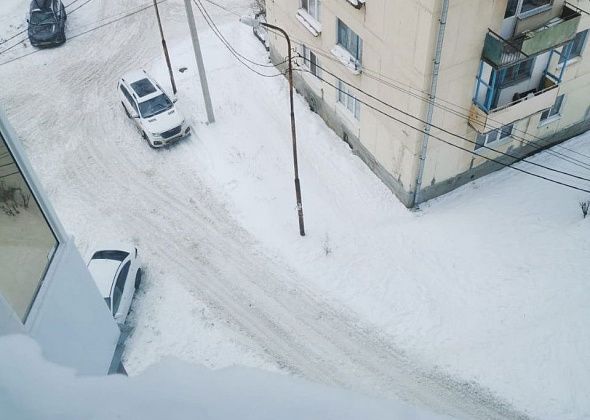 Во дворе 9-этажки "Мицубиси" въехала в припаркованную машину - из-за глубоченной колеи 